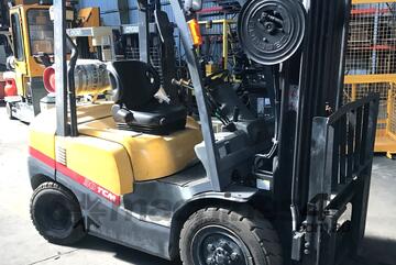 TCM FHG30T3 3 TON Container Entry Forklift 4 cyl Petrol Nissan K25 / LPG