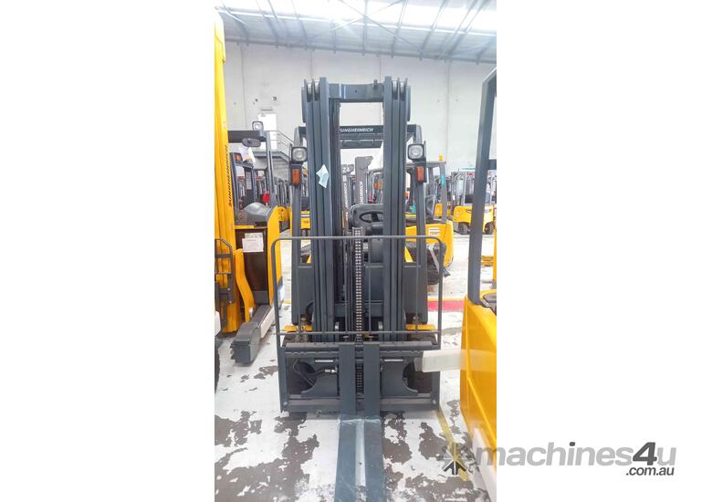 JUNGHEINRICH Refurbished Battery Electric Forklift with 4.8m Triple Mast