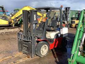 Nissan UGL02A35U Container Mast Forklift - picture2' - Click to enlarge
