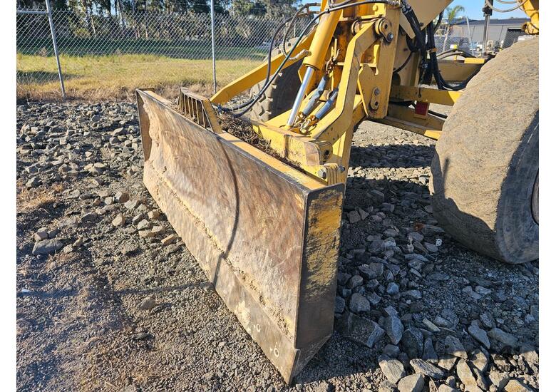 caption 2013 CATERPILLAR 12M VHP PLUS GRADER WITH FRONT BLADE