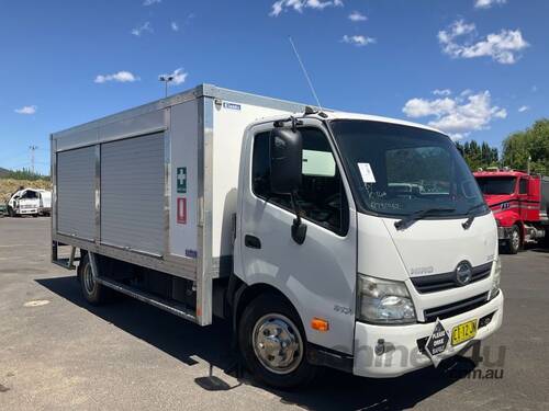 2011 Hino 300 917 Service Body Day Cab