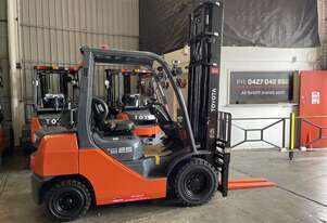 TOYOTA 8FG25 # 64733 DELUXE MODEL 2.5 TON 2500 KG CAPACITY LPG/GAS FORKLIFT 4.5 M 2 STAGE MAST