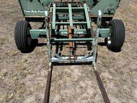 Twin Bale Feeder - picture0' - Click to enlarge