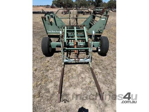 Twin Bale Feeder