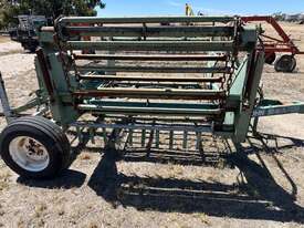 Twin Bale Feeder - picture0' - Click to enlarge