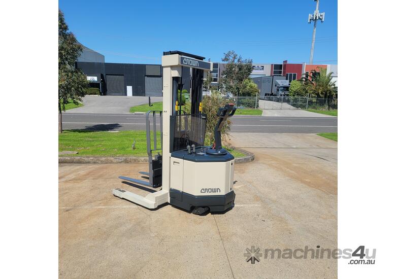 Crown Walkie Stacker Reach Forklift Model WR3000TL126 lifting capacity 1.5 T lifting height 3.2m