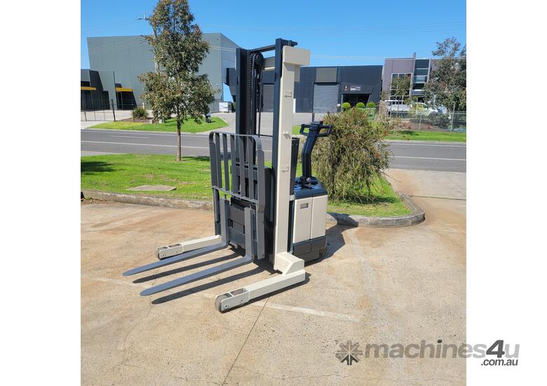 Crown Walkie Stacker Reach Forklift Model WR3000TL126 lifting capacity 1.5 T lifting height 3.2m