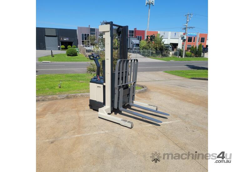 Crown Walkie Stacker Reach Forklift Model WR3000TL126 lifting capacity 1.5 T lifting height 3.2m