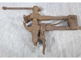 BLACKSMITHS VINTAGE LEG POST VICE - picture0' - Click to enlarge