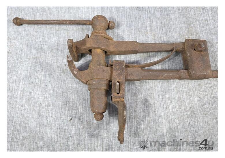 caption BLACKSMITHS VINTAGE LEG POST VICE