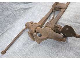 BLACKSMITHS VINTAGE LEG POST VICE - picture1' - Click to enlarge