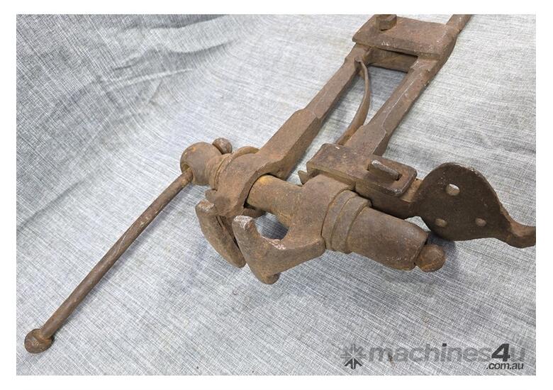 caption BLACKSMITHS VINTAGE LEG POST VICE