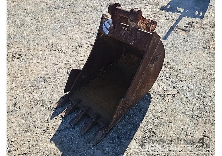 caption Oz 550mm Bucket to suit 8T Excavator, 290mm Centers, 80mm Ears, 60mm Pins
