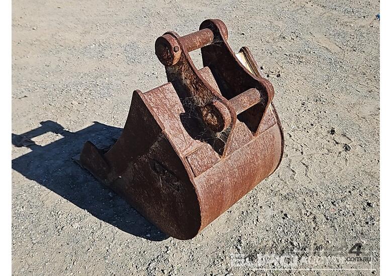 caption Oz 550mm Bucket to suit 8T Excavator, 290mm Centers, 80mm Ears, 60mm Pins