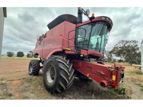caption 2012 CASE IH 7230 Header