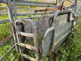 Arrow Farmquip Calf Cradle #2 - picture1' - Click to enlarge