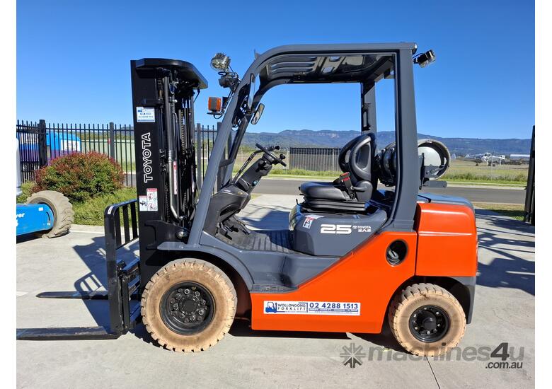 Wollongong Forklift: 2020 Toyota 2.5T LPG, 3-Stage Container Mast, 4.3m Lift!
