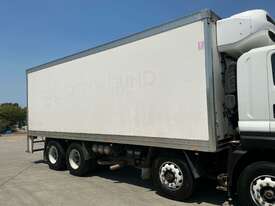 2017 Isuzu FYJ 2000 Long Refrigerated Pantech - picture2' - Click to enlarge