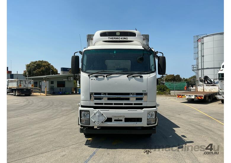 2017 Isuzu FYJ 2000 Long Refrigerated Pantech