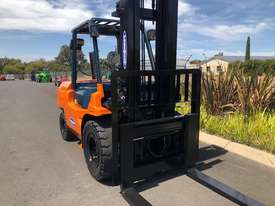 Toyota Forklift 7FGA50 - picture1' - Click to enlarge