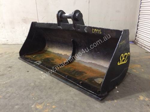 1700MM BATTER BUCKET WITH CUTTING EDGE SUIT 11-15T EXCAVATOR D995