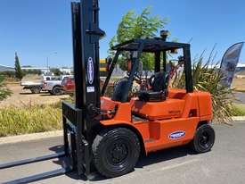 Nissan 4 ton Diesel forklift - picture0' - Click to enlarge