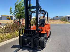 Nissan 4 ton Diesel forklift - picture0' - Click to enlarge