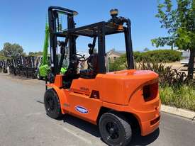 Nissan 4 ton Diesel forklift - picture1' - Click to enlarge