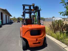 Nissan 4 ton Diesel forklift - picture2' - Click to enlarge