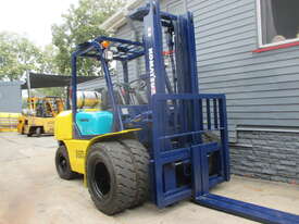 Komatsu 4.5 ton LPG Used Forklift #1584 - picture0' - Click to enlarge