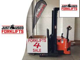 RAYMOND RRS30 S/N RRS-08-01537 WALKIE REACH STACKER PEDESTRIAN FORKLIFT - picture0' - Click to enlarge