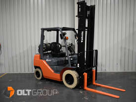 Toyota 2.5 Tonne Forklift LPG 2 Stage Mast 4500mm Lift Height 2016 Model Markless Tyres Low Hours - picture2' - Click to enlarge