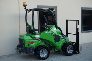 Avant 523 BeePro Mini Loader with Flip Up Pallet Forks Avant 523 BeePro Mini Loader with Flip Up Pallet Forks