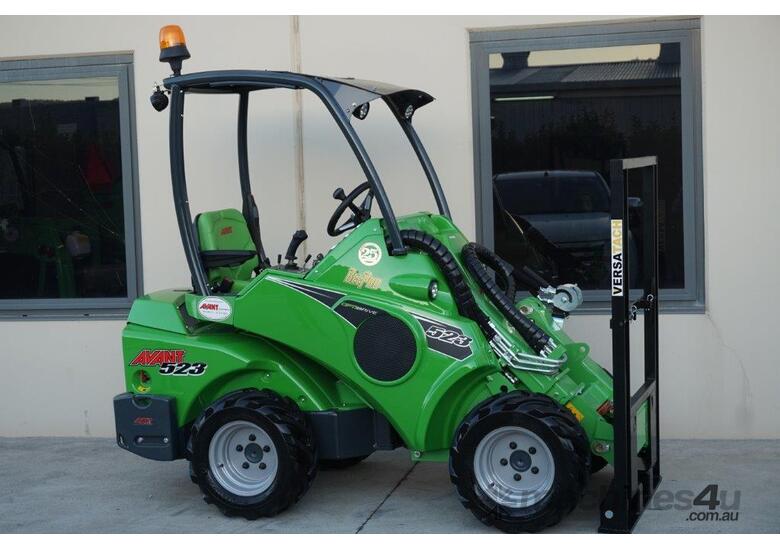 Avant 523 BeePro Mini Loader with Flip Up Pallet Forks