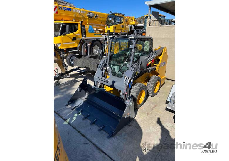 caption Skid Steer: XC7-SR08 Loader 3.1T