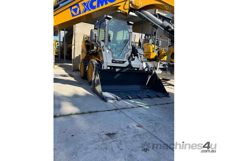 caption Skid Steer: XC7-SR08 Loader 3.1T
