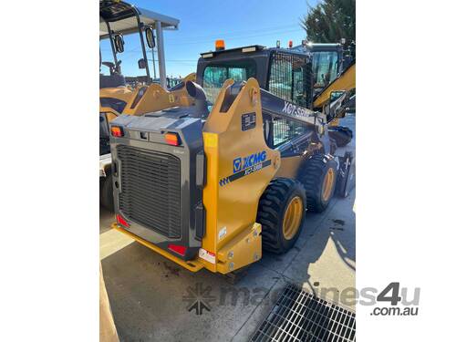 caption Skid Steer: XC7-SR08 Loader 3.1T