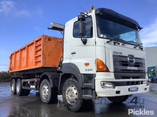 2012 Hino FY 700 3241 Hook Bin Truck