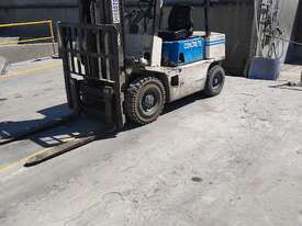 Yale Forklift - Petrol 2.5 Tonne - picture1' - Click to enlarge