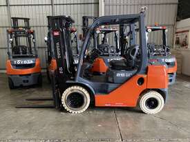 TOYOTA 8FG25 DELUXE 65495 2016 MODEL 2.5 TON 2500 KG CAPACITY LPG GAS FORKLIFT 4700 MM 3 STAGE  - picture0' - Click to enlarge