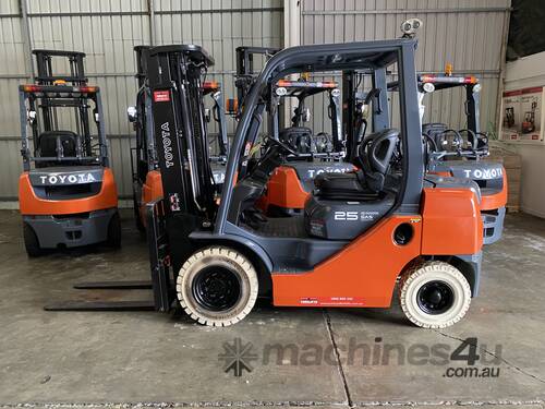 TOYOTA 8FG25 DELUXE 65495 2016 MODEL 2.5 TON 2500 KG CAPACITY LPG GAS FORKLIFT 4700 MM 3 STAGE 