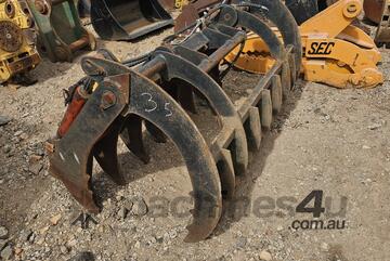   Skid steer claw grab
