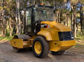 Caterpillar CS433E Vibrating Roller Roller/Compacting - picture0' - Click to enlarge