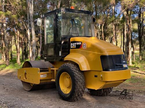 caption Caterpillar CS433E Vibrating Roller Roller/Compacting