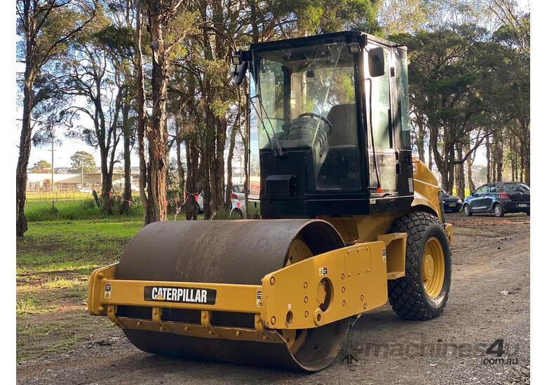 caption Caterpillar CS433E Vibrating Roller Roller/Compacting