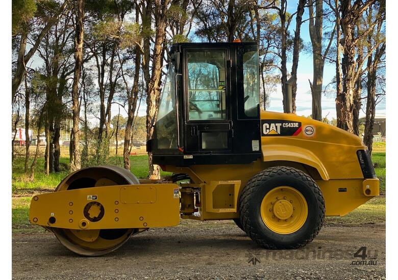 caption Caterpillar CS433E Vibrating Roller Roller/Compacting