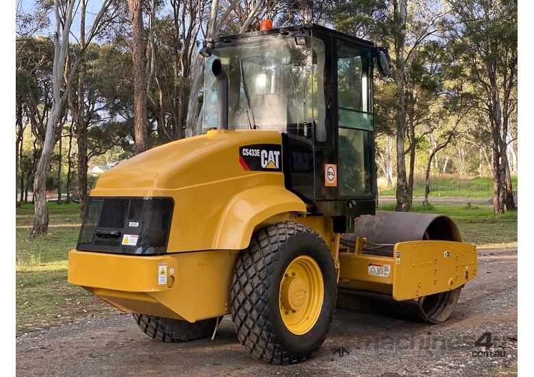 caption Caterpillar CS433E Vibrating Roller Roller/Compacting