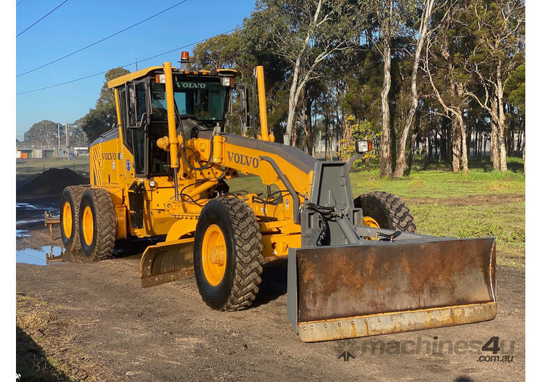caption Volvo G930 Artic Grader Grader