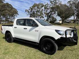 Toyota Hilux SR 4x4 Automatic Dualcab Ute.  One Owner.  - picture1' - Click to enlarge