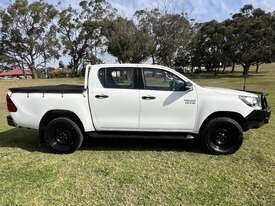 Toyota Hilux SR 4x4 Automatic Dualcab Ute.  One Owner.  - picture2' - Click to enlarge